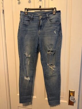 Maurices Size M Distressed Crop Jeans